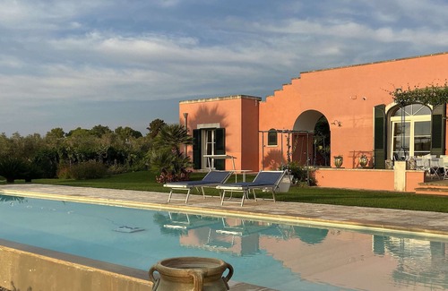Cutrofiano Villa | Light flooded Poolvilla embedded in vineyards