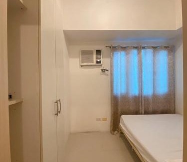 Barangka Ilaya Apartment | Light Residence Condo with Pool View