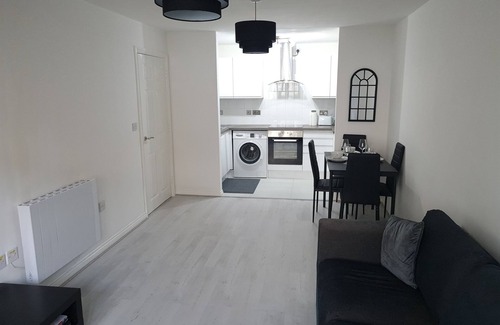 Hounslow Heath Apartment | Light, spacious 2 bed apartment nr Heathrow airport