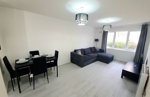 Hounslow Heath Apartment | Light, spacious 2 bed apartment nr Heathrow airport