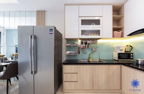 Tan Binh House | Lighting 2BRs Apt, 5minsfrom Airport, Free gym & Pool