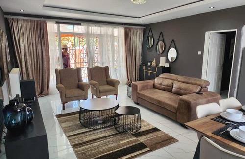 Francistown House | Lihles