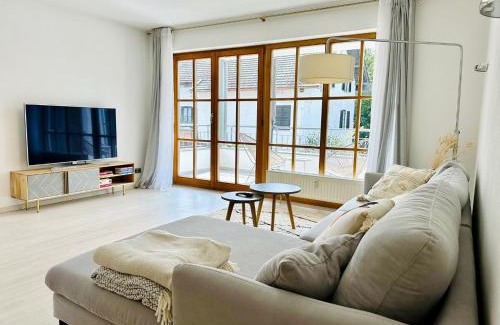 Penzberg Apartment | LIKE HOME, cozy apartment, 2 bedrooms, Netflix, 55" TV, balcony, parking, self-check-in