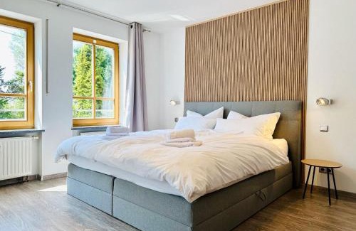 Penzberg Apartment | LIKE HOME, cozy apartment, 2 bedrooms, Netflix, 55" TV, balcony, parking, self-check-in