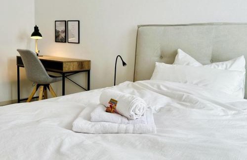 Penzberg Apartment | LIKE HOME, cozy apartment, 2 bedrooms, Netflix, 55" TV, balcony, parking, self-check-in