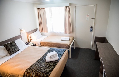 Goulburn Bed & Breakfast | Lilac City Motor Inn Standard Twin Room 5