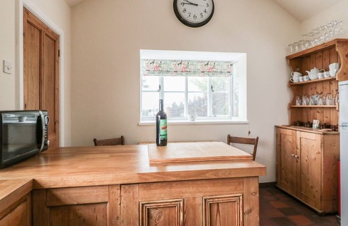 Malvern Cottage | LILAC COTTAGE, pet friendly, with open fire in Great Malvern