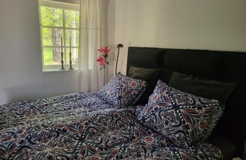 Trosa House | Lilla huset med stor trädgårdstomt nära golf och hav