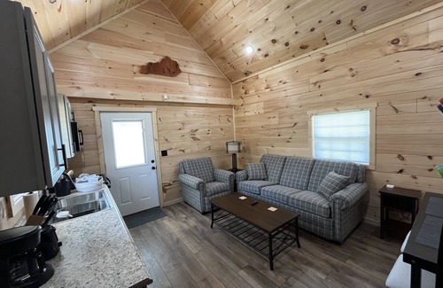 Beattyville Cabin | Lillie's Pad -Cozy 2-bedroom cabin- 20 miles from Natural Bridge in Beattyville.