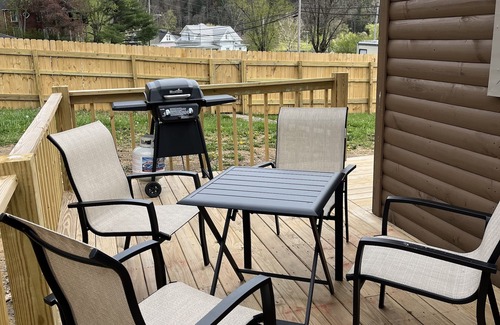Beattyville Cabin | Lillie's Pad -Cozy 2-bedroom cabin- 20 miles from Natural Bridge in Beattyville.
