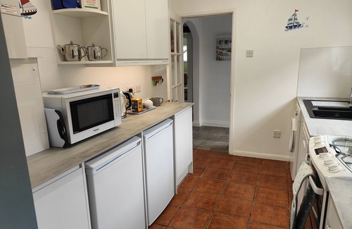 Shipton Gorge Cottage | LILLIPUT, pet friendly, with a garden in Shipton Gorge