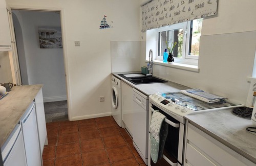 Shipton Gorge Cottage | LILLIPUT, pet friendly, with a garden in Shipton Gorge