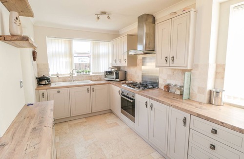 Flamborough Cottage | LILLY MAY COTTAGE, pet friendly, with a garden in Flamborough