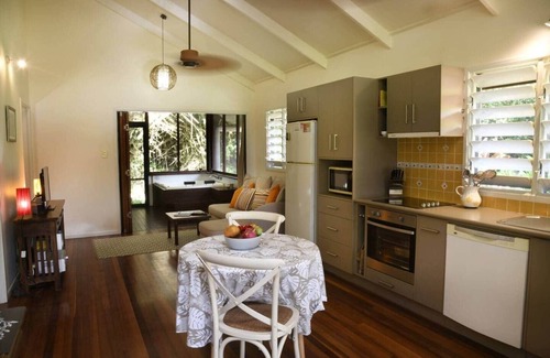 Mission Beach House | Lillypads Yellow Cottage - Rainforest Getaway