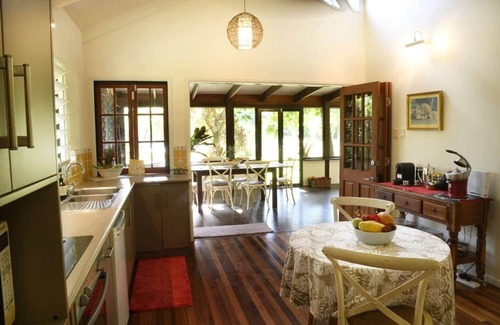 Mission Beach House | Lillypads Yellow Cottage - Rainforest Getaway