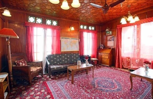 Nagin Bagh Boat Rental | Lily of Nageen