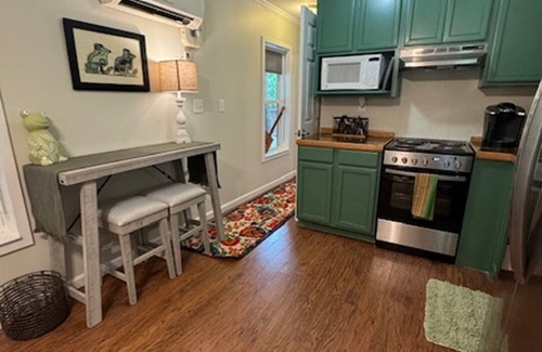 Stone County Cottage | Lily Pad cottage in Wiggins, just 10 minutes to the town center
