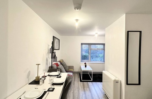 Marston Green Apartment | Lilypad Suite: Near Bham Airport | NEC | HS2 | Res