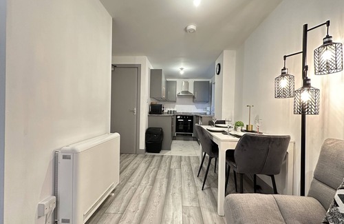 Marston Green Apartment | Lilypad Suite: Near Bham Airport | NEC | HS2 | Res
