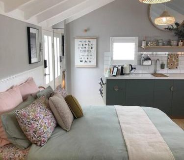 East Geelong Apartment | Limeburners Loft Geelong - Walk to CBD Waterfront Hospitals