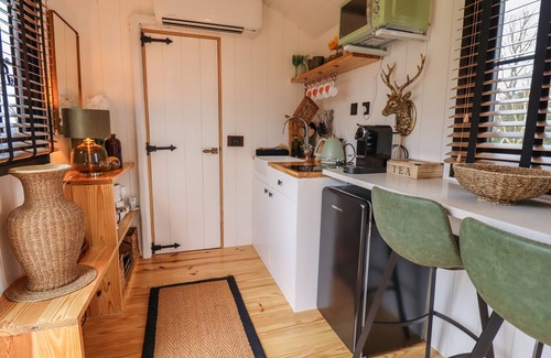Retford Cottage | LIMETREE LUXURY GLAMPING SOUTHDOWN, romantic in Nottingham