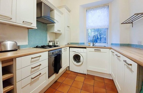 Duloch Apartment | Linburn House Apartment near M90 Amazon