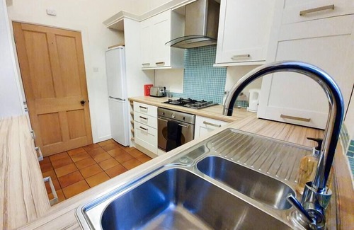 Duloch Apartment | Linburn House Apartment near M90 Amazon