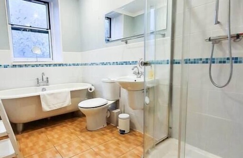 Duloch Apartment | Linburn House Apartment near M90 Amazon