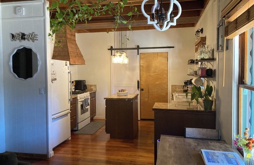 Al Tahoe Cabin | Lincoln Log Cabin at the Lake with Hot Tub, Kayaks + Beach Cruisers!