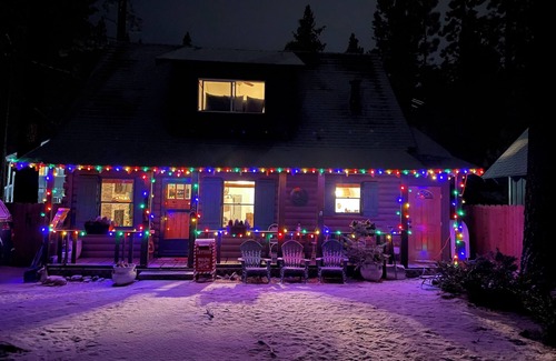 Al Tahoe Cabin | Lincoln Log Cabin at the Lake with Hot Tub, Kayaks + Beach Cruisers!