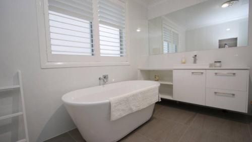 Hawks Nest House | Lindyloo 13 Binda St, Hawks Nest