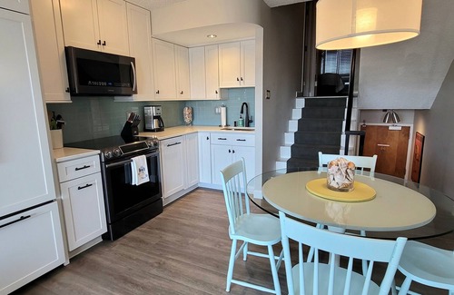 The Pines Condo | LINENS INCLUDED! UPDATED! DOWNTOWN!
