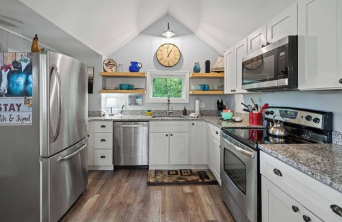 Southwick House | Linny’s Lake Retreat, Family-Friendly & Dock Access