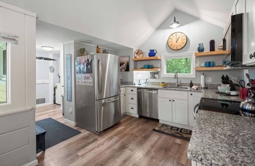 Southwick House | Linny’s Lake Retreat, Family-Friendly & Dock Access