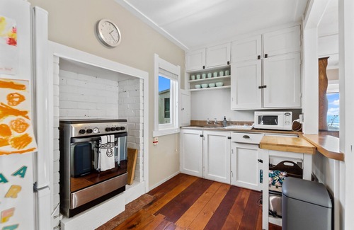 Piha House | Lion Rock Spectacular - Piha Holiday Home