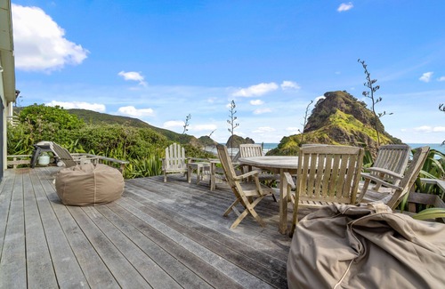 Piha House | Lion Rock Spectacular - Piha Holiday Home