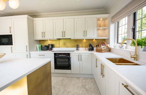Cheshire West and Chester Cottage | Liongate Lodge - sleeps 2 guests in 1 bedroom