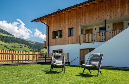 Santa Maddalena Apartment | Lippmöshof Holiday Apartment Reguz with Mountain View, Garden, Terrace, Sauna and Wi-Fi