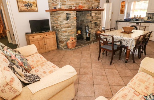 Union Hall Cottage | LIS-ARDAGH COTTAGE 1, family friendly in Union Hall, County Cork