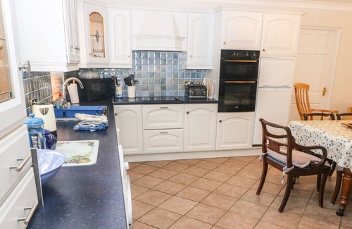 Union Hall Cottage | LIS-ARDAGH COTTAGE 1, family friendly in Union Hall, County Cork