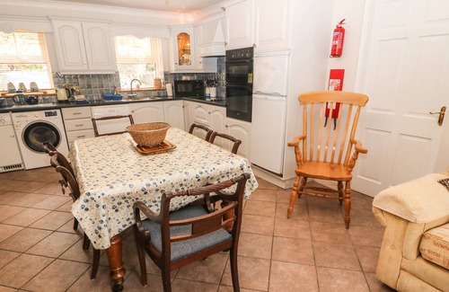 Union Hall Cottage | LIS-ARDAGH COTTAGE 1, family friendly in Union Hall, County Cork