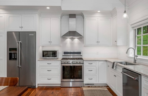 Saint Davids Cottage | Lismore Carriage House - One Bedroom & Loft Sleeps 8 with Full Kitchen & 2 Baths