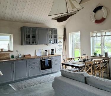 Sjorup House | Litet hus i mysig by nära havet