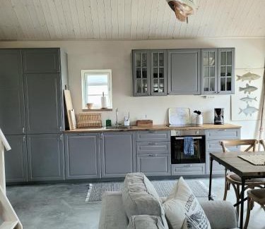 Sjorup House | Litet hus i mysig by nära havet