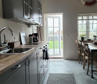 Sjorup House | Litet hus i mysig by nära havet