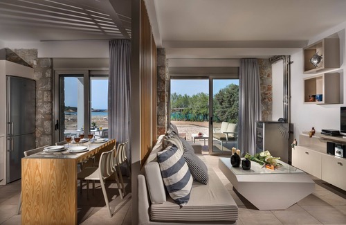 Gialos Villa | LITHOS-CEDAR BAY BEACHSIDE VILLAS-LUXURY STONE VILLA -PRIVATE POOL