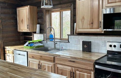 Huddleston Cabin | Little Annie's Cabin in Huddleston. Tucked away on 5 acres with hot tub. n