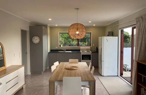 Kawhia House | Little Aotea bach with sea views