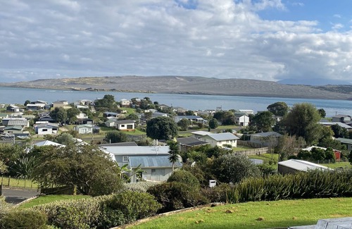 Kawhia House | Little Aotea bach with sea views