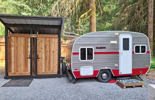 Ashford House | LITTLE BETTY WiFi, A/C,FirePit, BBQ